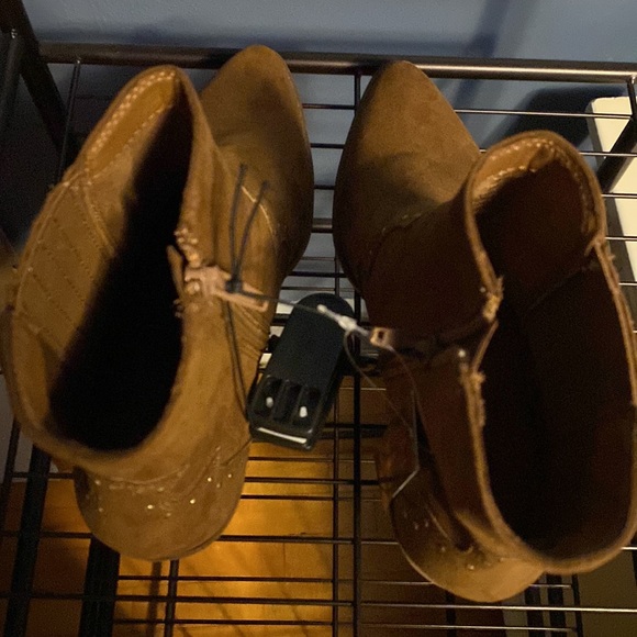 3/$20 Women’s boots - Picture 6 of 7